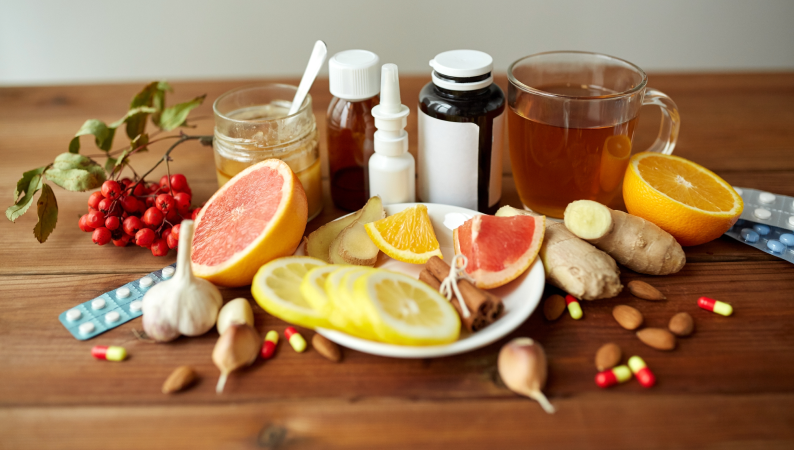 Naturalne sposoby na odporność przedstawione na zdjęciu – cytrusy, imbir, czosnek, miód, zioła i suplementy wzmacniające organizm.