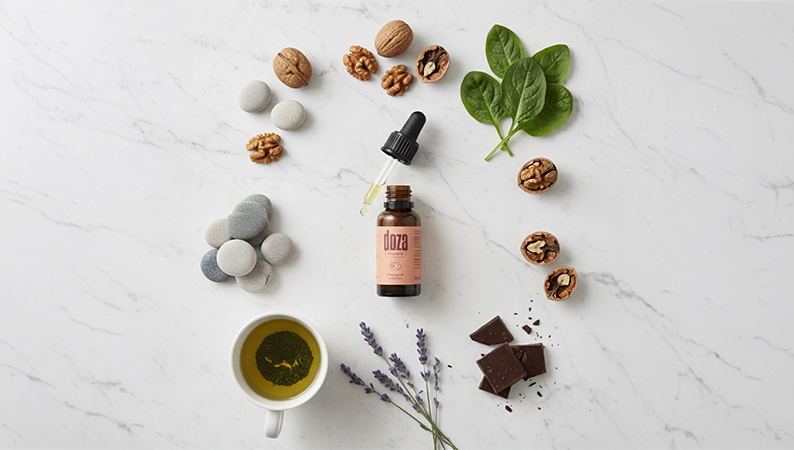 Jak obniżyć kortyzol naturalnie – ashwagandha Doza, orzechy, zielona herbata, lawenda i gorzka czekolada na marmurowym tle.