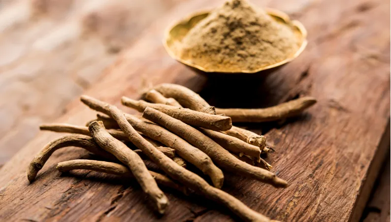 Korzeń i proszek ashwagandhy na drewnianym stole – naturalna ashwagandha na libido wspierająca zdrowie seksualne i równowagę hormonalną.