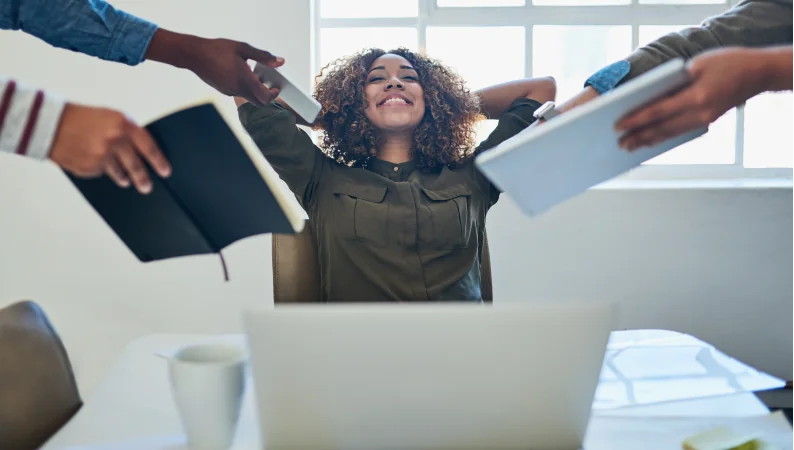 Kobieta relaksująca się przy biurku w pracy po stresującym dniu – symboliczna ilustracja tematu Chaga a odporność na stres.