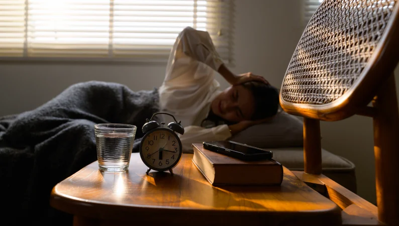 Osoba mająca trudności ze snem po nocnej zmianie – ashwagandha a praca zmianowa jako naturalne wsparcie snu.